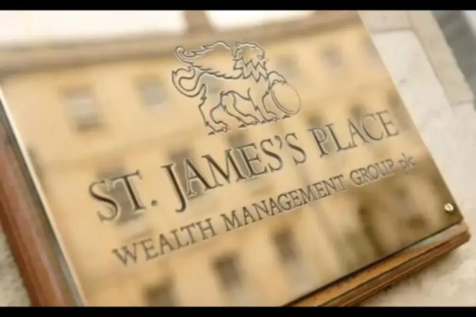 The board of asset manager St. James's Place has cancelled a £456,700 bonus intended for its former chief executive.