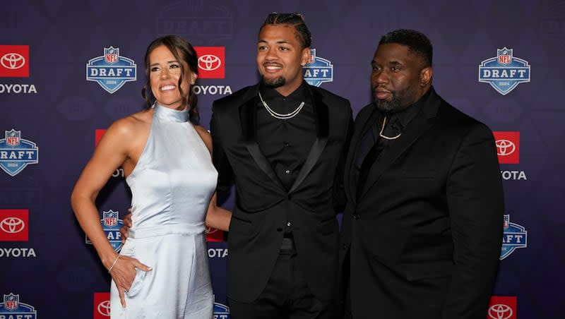 Washington wide receiver Rome Odunze, center, poses on the red carpet with his family ahead of the first round of the NFL football draft, Thursday, April 25, 2024, in Detroit.