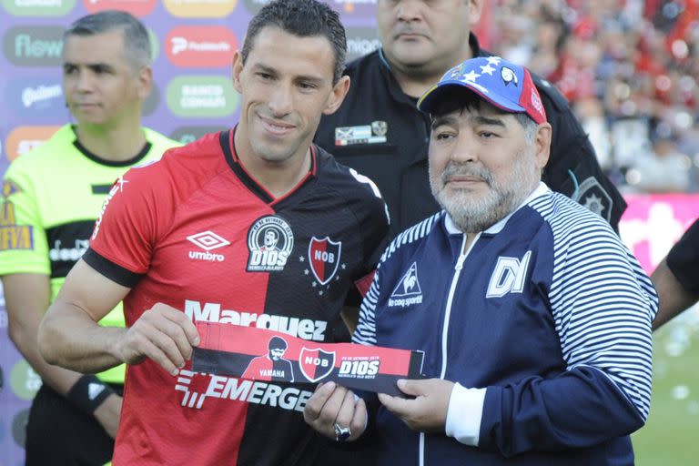 El recibimiento de Maxi Rodriguez, en la visita de Gimnasia a Rosario