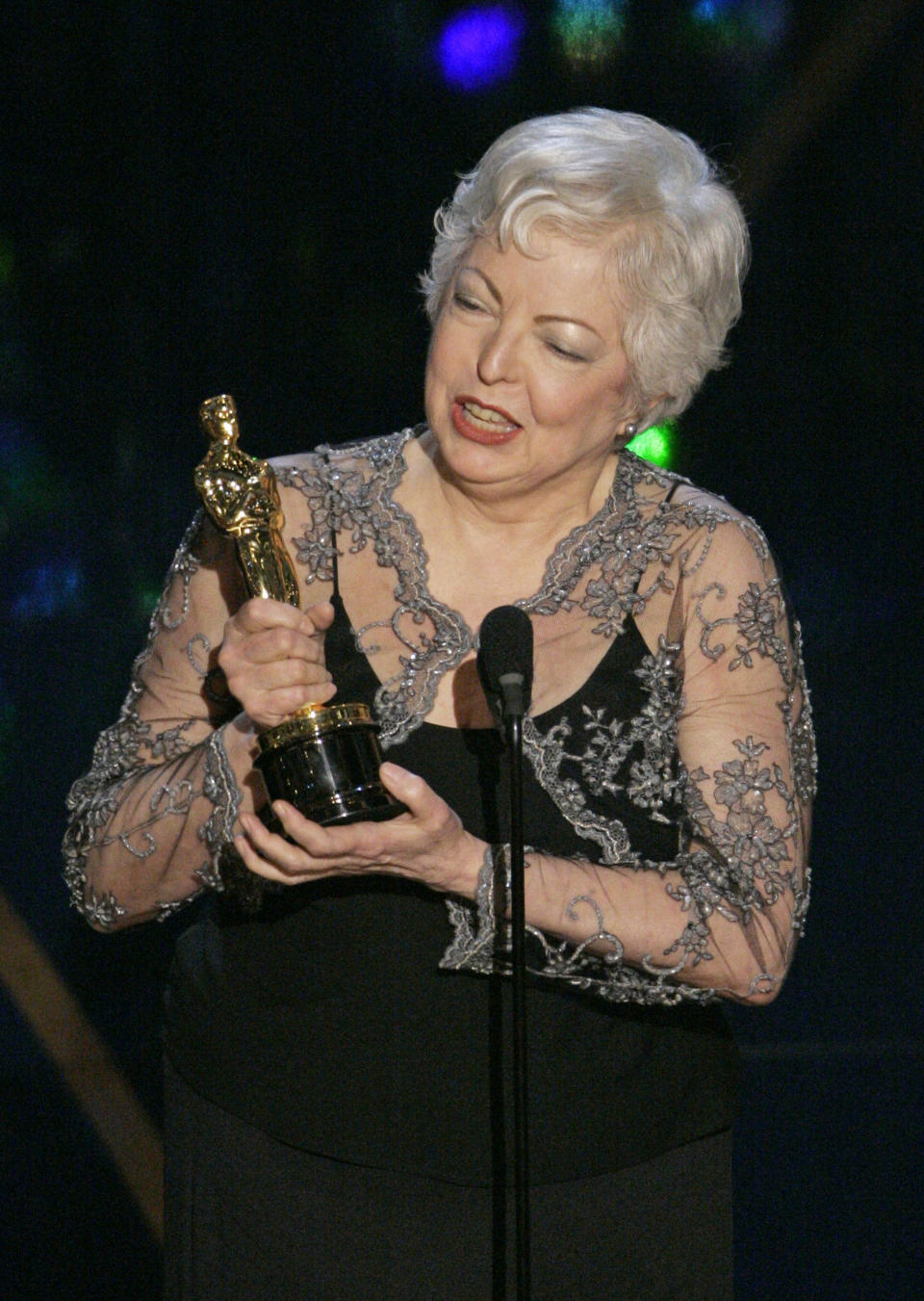 En esta foto del 25 de febrero de 2007, Thelma Schoonmaker recibe el Oscar a la mejor edición por su trabajo en "The Departed", en Los Angeles. (AP Foto/Mark J. Terrill, Archivo)