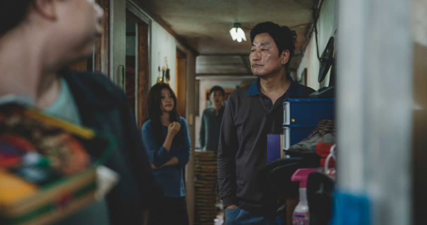本屆大熱門作品之一的韓國電影《寄生上流》突破語言限制，已先在許多影展和典禮上獲得肯定。（圖／CATCHPLAY提供）