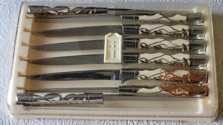 Carvel Hall dogsled steak knife set