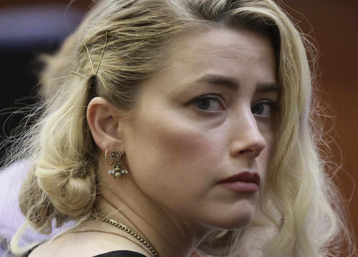 Amber Heard poco antes de escuchar el veredicto en la corte. (Photo by EVELYN HOCKSTEIN / POOL / AFP) (Photo by EVELYN HOCKSTEIN/POOL/AFP via Getty Images)