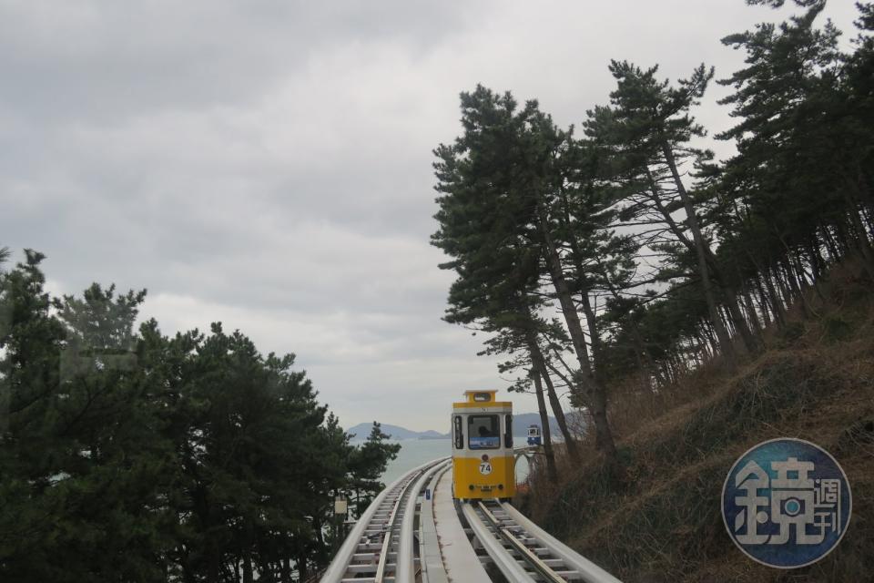 膠囊列車緩緩進入海岸線，有時綠意環繞，相當愜意。