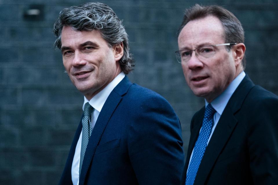 Philip Jansen, incoming chief executive officer of BT Group Plc (R) and Gavin Patterson, chief executive officer of BT Group Plc (Getty Images)