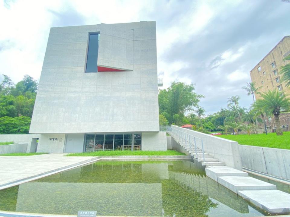 漢寶德紀念館建築獨特，常設館展示漢寶德的一生。（記者張淑娟攝）