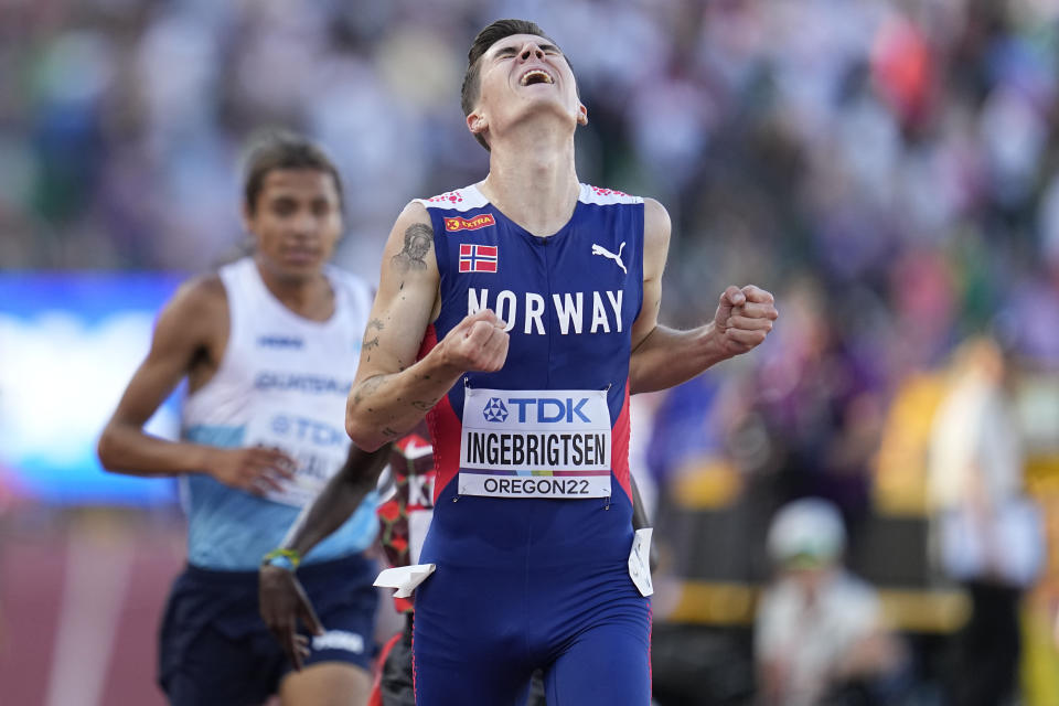 El noruego Jakob Ingebrigtsen gana los 5.000 metros, seguido por el guatemalteco Juan Grijalva, que fue cuarto, el domingo 24 de julio de 2022, en Eugene, Oregon (AP Foto/Ashley Landis)