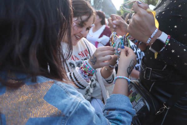 Fans de Taylor Swift intercambian brazaletes de la amistad antes del concierto en el Foro Sol. (Foto: Lizeth Ovando)