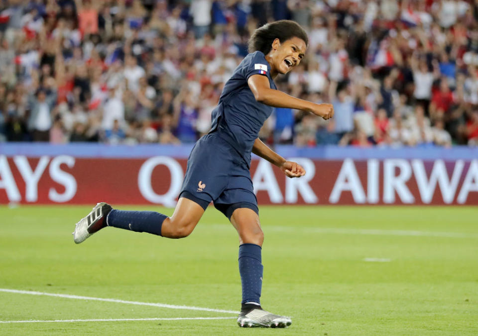 Avec Amandine Henry, qui aurait aussi mérité de figurer ici, Wendie Renard est la personnalité la plus marquante de l'équipe de France féminine de football, qui a fait rêver des millions de Français et Françaises cette année à la Coupe du Monde. Éliminées en quarts de finale par les inévitables États-Unis, les Bleues ont fait un parcours plus qu'honorable dans leur Mondial. Elles le doivent en partie à Wendie Renard, qui a fini la compétition meilleure buteuse de la France, avec 4 buts. Pas mal pour une défenseure ! Wendie Renard a ensuite terminé à la 6e place du Ballon d'or féminin 2019. En parallèle, elle a tout gagné sur son passage avec son club de l'OL, le championnat de France, la Coupe de France, le Trophée des championnes et la Ligue des Champions.