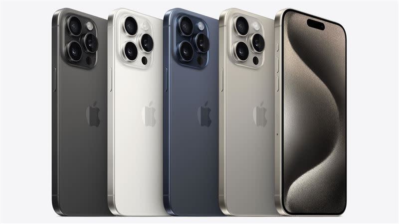 有網友綁約月租1399買iPhone 15 Pro，結果被其他人笑「太盤了」。（圖／翻攝自蘋果公司官網）