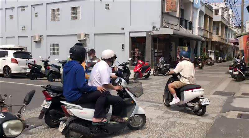 遊客到小琉球通常都會租機車遊島，清明連假5天一車難求。（示意圖／翻攝畫面）