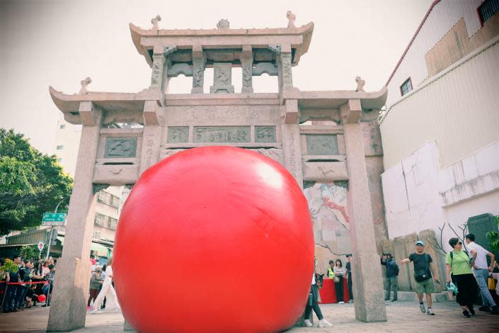 「大紅球」藝術裝置嵌入「接官亭」。圖/台南市政府提供
