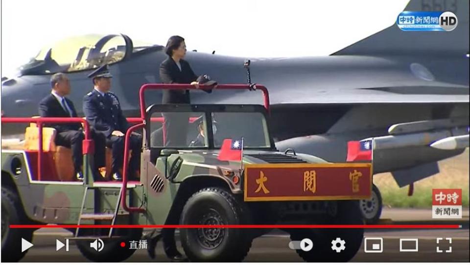 空軍F-16V戰機性能提升接裝典禮，於今(18日)上午在空軍嘉義基地舉行，蔡英文總統親自南下主持。（圖／本報系影音截圖）