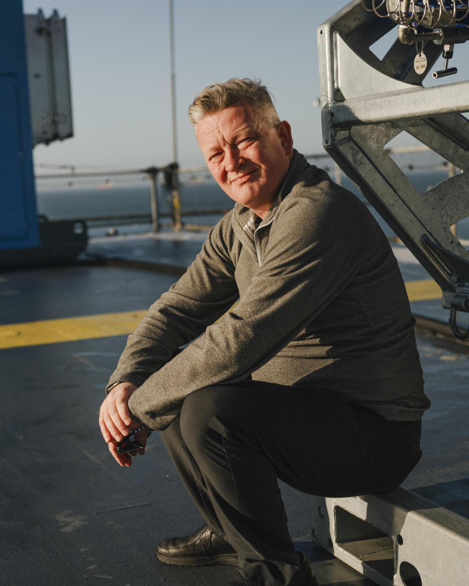 Una solución de agua salada rociada sobre la cubierta del Hornet, un portaviones retirado del servicio que ahora es un museo, durante una prueba de un sistema de blanqueamiento de nubes, en Alameda, California, el 2 de abril de 2024. (Ian C. Bates/The New York Times)
