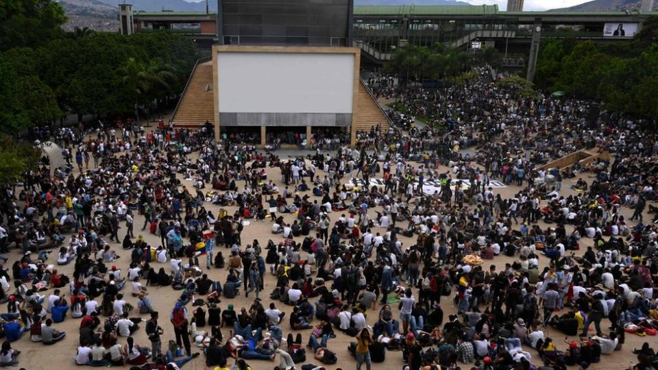 Los estudiantes también marcharon contra la brutalidad policial en las protestas, en especial del escuadrón antidisturbios, y por el combate a la corrupción en varias universidades.