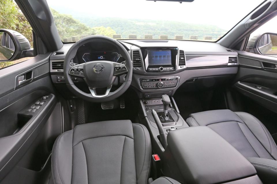 與Rexton SUV如出一轍的轎式座艙，質感細膩，配備豐富。
