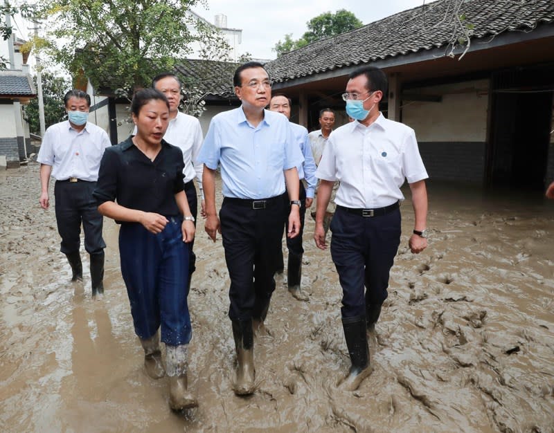 中國國務院總理李克強日前往長江水患重災區重慶勘災，穿著雨鞋走進滿是泥濘的受災村落。   圖：取自中國政府網