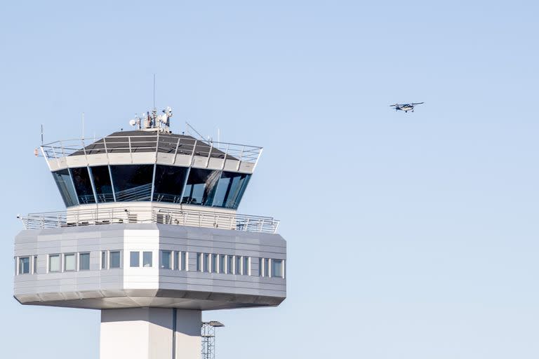 Una avioneta vuela cerca de la torre de control del Aeropuerto de Flesland en Bergen, Noruega. Las sanciones europeas que prohíben a los ciudadanos rusos volar aeronaves, que Noruega ahora interpreta que también incluye los aviones no tripulados, o drones.