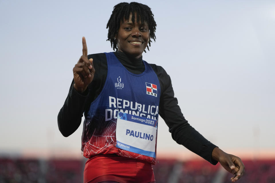 La dominicana Marileidy Paulino celebra tras ganar la final de los 200 metros femeninos del atletismo de los Juegos Panamericanos en Santiago, Chile, el jueves 2 de noviembre de 2023. (AP Foto/Natacha Pisarenko)