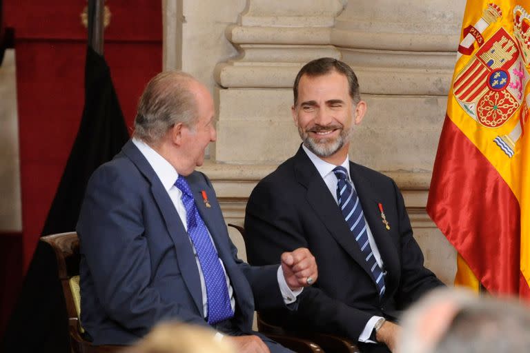 Felipe y Juan Carlos en 2015. La salida del país del exmonarca buscó lavar la imagen de la Corona y aliviar la presión sobre su hijo 