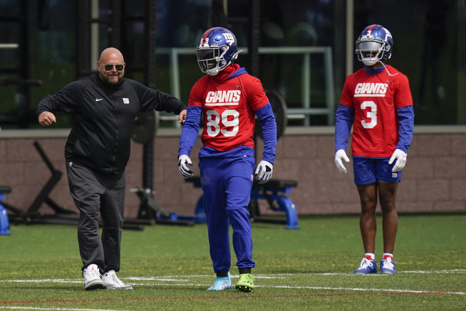New York Giants head coach Brian Daboll, left, jokes with Kadarius Toney, center, and Sterling Shepard during a practice at the NFL football team's training facility in East Rutherford, N.J., Thursday, May 26, 2022. (AP Photo/Seth Wenig)