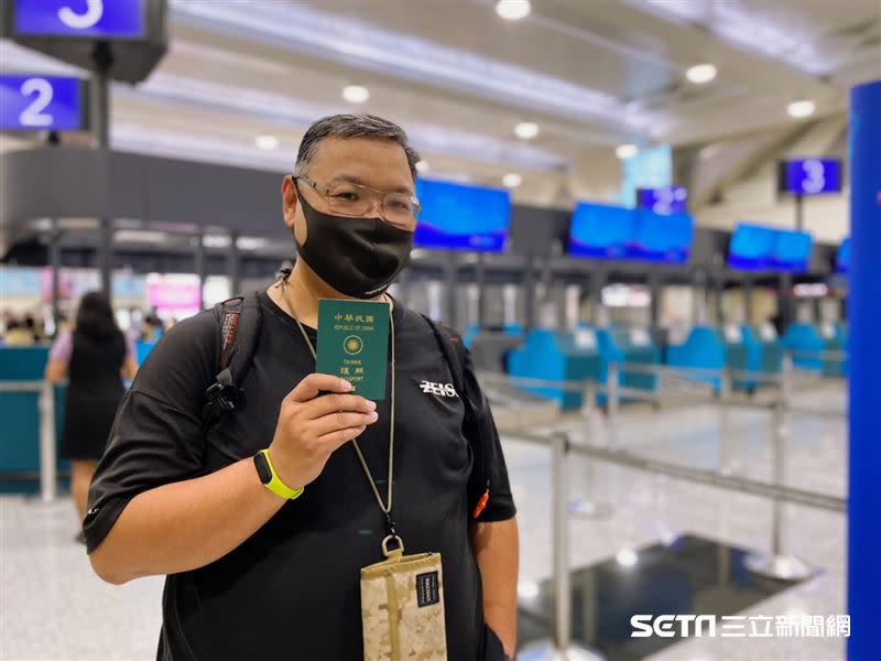 台灣帛琉首發團，旅客開心曬護照。（圖／記者馮珮汶攝）