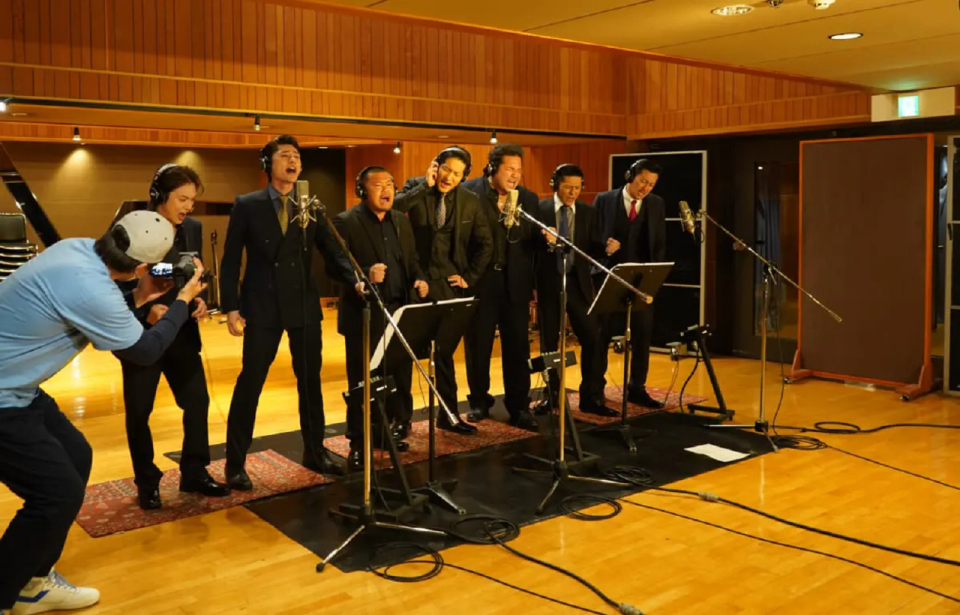 電視劇版《日本統一 關東篇》演員們跨行獻唱，齊聚一堂錄製由秋元康打造的片尾曲。（翻攝自TV LIFE）