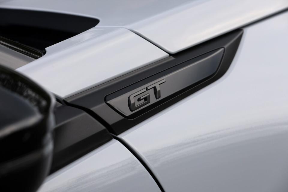 引進車型統一採用GT風格套件配置，前葉子板上可見到專屬亮黑徽飾。