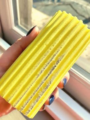 This Scrub Daddy damp duster has ridges around the edge that traps the dust and dirt to make the cleaning process faster.