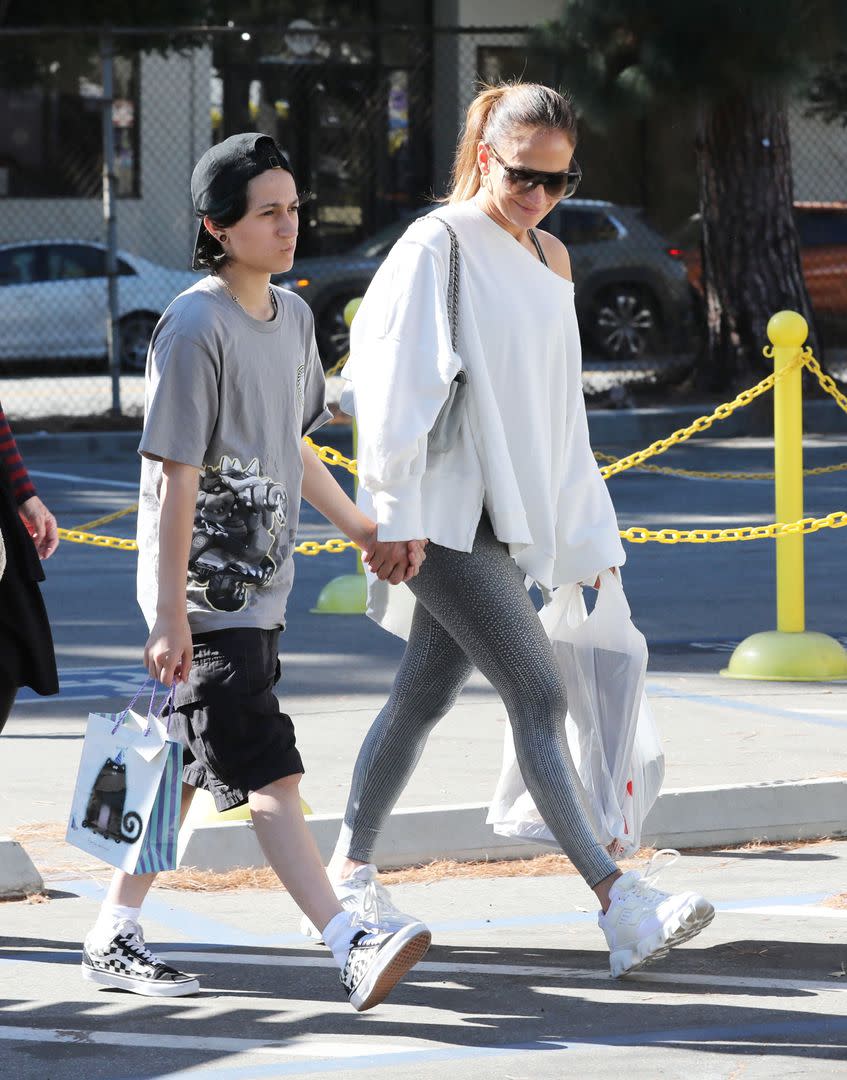 Jennifer López y su hija Emme comprando en un mercado de Los Ángeles