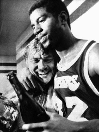 Jerry Buss con Magic Johnson al lograr un campeonato de la NBA