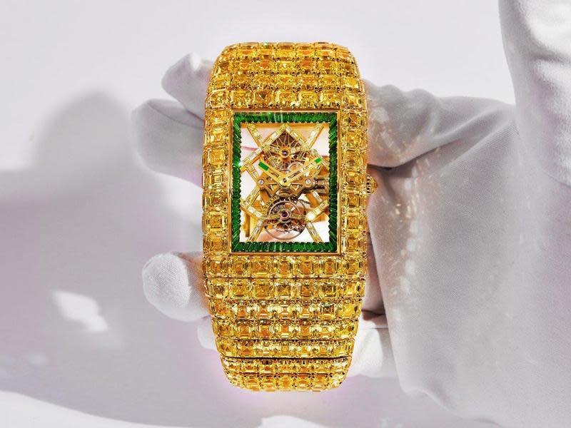 JACOB & CO.此錶名為Billionaire Timeless Treasure「億萬富翁」，原創於2015年，擁有鏤空陀飛輪結構並鑲以頂級白鑽。不過，今年此錶升級為更稀有、更難得的全「黃鑽」錶款。共鑲上482顆黃鑽總重216.9克拉的黃鑽，幾乎耗盡全世界的黃鑽資源，才實現此一珍寶，獨一無二款。定價為美金2千萬元（約新台幣6億元）。