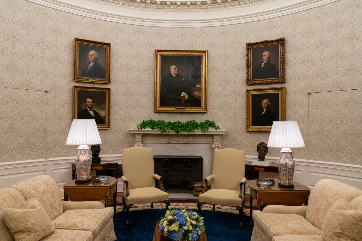 A portrait of President Franklin D. Roosevelt above the Oval Office fireplace, flanked by President Abraham Lincoln, President George Washington, Treasury Secretary Alexander Hamilton and President Thomas Jefferson.