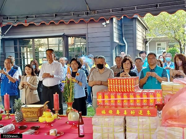 土庫鎮越港里集會所興建工程動土，張麗善期許充分運用造福鄉親由縣長張麗善（右五）、縣議長沈宗隆（右四）、土庫鎮長陳特凱（右二）、立委林文瑞（左三）、立委蘇治芬（右三）、雲林縣青埔教育基金會董事長張嘉郡（左二）縣府民政處長蕭德恕等共同上香祈禱並持鏟動土，祈求開工平安順利。（記者劉春生攝）