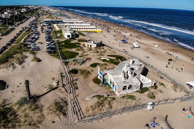 El parador Cabo Blanco, en la zona norte de Pinamar, desentona de las demás nuevas construcciones