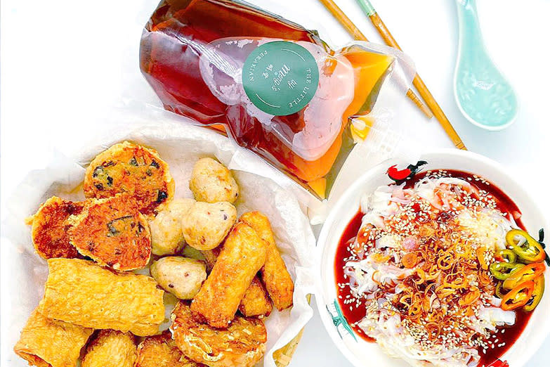 Have a complete Perakian meal by enjoying your 'lor bak' and 'chee cheong fun' with some homemade 'liongcha' (herbal tea).