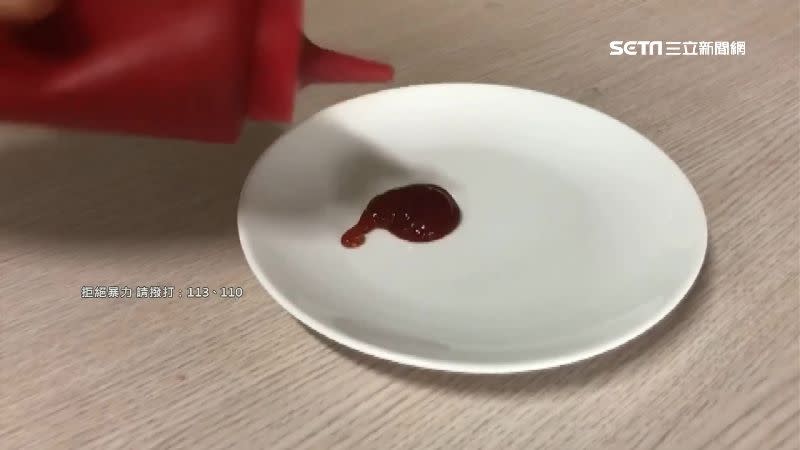 喝醉男子點了麵食，結果卻把店家免費提供的番茄醬整瓶倒光。