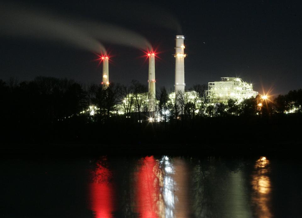 The TXU Monticello Steam Electric Station power plant near Mt. Pleasant, Texas in this February 26, 2007 file photo. A unit of Texas power company Energy Future Holdings, Texas Competitive Electric Holdings Co LLC, formerly known as TXU, filed for bankruptcy April 29, 2014, seven years after the company's record leveraged buyout stacked it with debt just as electricity prices plunged. REUTERS/Mike Stone/files (UNITED STATES - Tags: BUSINESS)