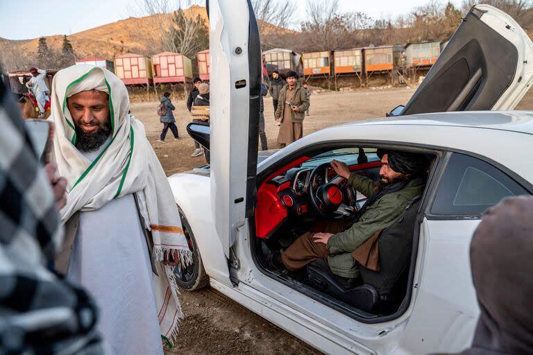 Ambos hombres fueron ejecutados con múltiples disparos en la espalda en la ciudad de Ghazni después de que el funcionario del Tribunal Supremo, Atiqullah Darwish, leyera en voz alta una sentencia de muerte firmada por el líder supremo talibán, Hibatullah Akhundzada.