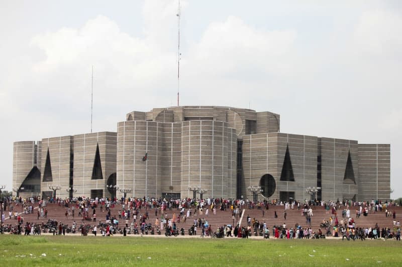 People gather in front of the parliament building during celebrations after the resignation of Bangladeshi Prime Minister Hasina. Abu Sufian Jewel/ZUMA Press Wire/dpa