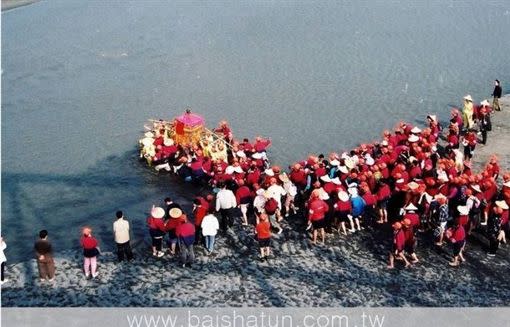 白沙屯媽祖轎身直衝河裡，眾人橫跨濁水溪。（圖／翻攝自白沙屯媽祖婆網站）