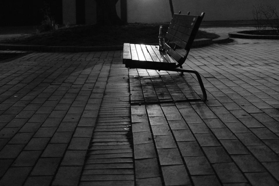 兩人趁著夜色在長椅上發生親密關係。（示意圖／翻攝自unsplash）