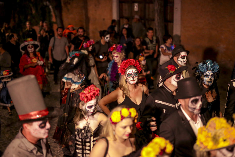 Menschen während der Parade des “Dia de los Muertos” in San Miguel de Allende. (Bild: DISNEY/ 50.1Mstudio)