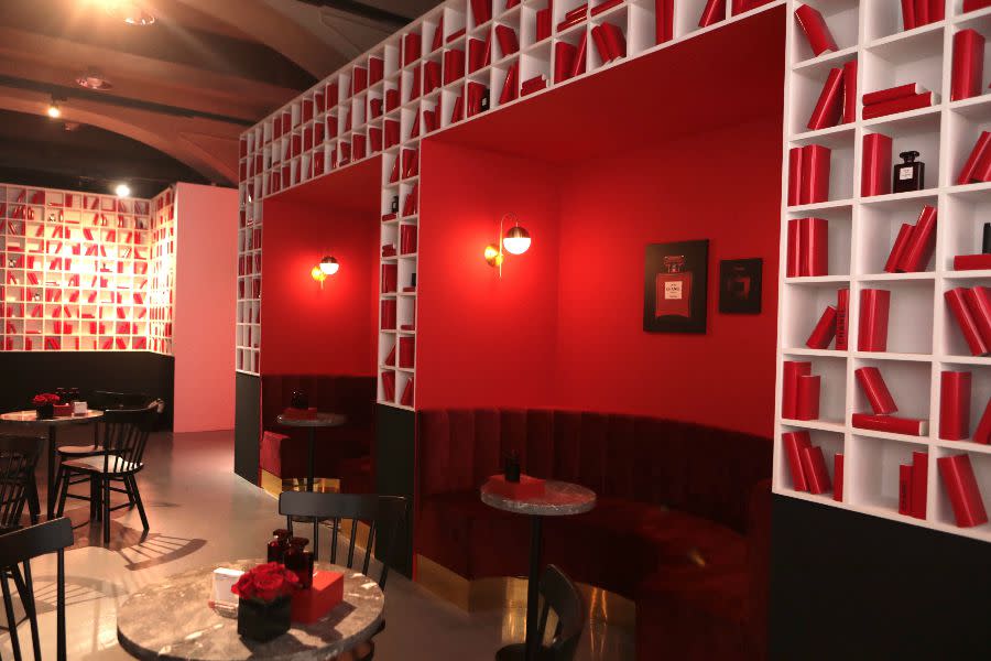 <h3>紅色酒吧</h3><p> 紅色書櫃牆和沙發區，十分舒適。</p><cite>ELLE</cite>