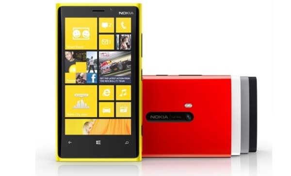 Vista frontal y del reverso del Nokia Lumia 920, el primer Windows Phone 8 de Nokia, que cuenta con especificaciones muy avanzadas entre las que destacan una pantalla de 4,5 pulgadas, un procesador Snapdragon S4, tecnología de captación de imagen PureView y un sistema carga inalámbrica.