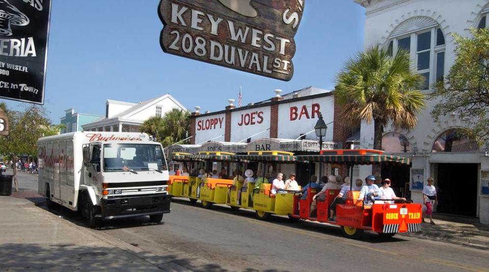 Observe la caída de la concha de caracol frente a Sloppy Joe's en Cayo Hueso.