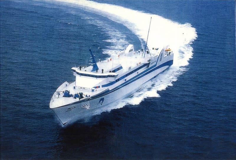 東東之星原本是藍色的船隻，李日東購入後，改造成紅白相間。（圖／（上）李日東提供／（下）記者花芸曦攝影）