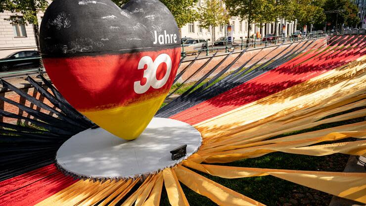 „Direkt nach der Wiedervereinigung befand sich der Osten im Transformationsschock. Seitdem hat sich die berufliche und finanzielle Lage vieler Menschen dort verbessert“, beurteilte Professor Elmar Brähler die Ergebnisse. Foto: dpa