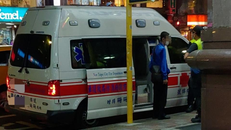 男子聲稱受傷要坐救護車，救護人員卻發現他毫髮無傷。（圖／翻攝自「爆料公社公開版」）