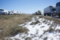 <p>MATEHUALA, SAN LUIS POTOSÍ, 09DICIEMBRE2017.- La carretera Monterrey-Saltillo permaneció parada debido a las nevadas de los últimos días. La foto es a la altura del paradero San Francisco, cerca de Matehuala (aún estado de San Luis Potosí), donde algunos pasajeros optaron por bajar de los camiones de pasajeros, cruzar la carretera, y tomar un autobús que tomara la desviación por la carretera libre hacia Linares.<br> FOTO: PEDRO ANZA /CUARTOSCURO.COM </p>